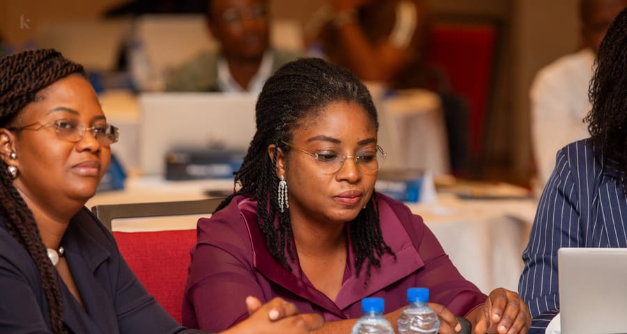 Deux participantes attentives pendant une session